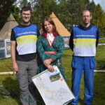 Marika Renhuvud från Idre Sameby med minnesgåvor från Grövelsjöfjällens OK i form av de inför helgen framtagna kartorna, flankerad av tävlingsledarna Sven Lundbäck och Erik Stålnacke.