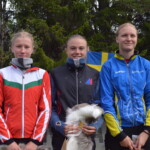 Palltrion i D18 Ultralång-SM: (fr.v.) Tvåan Izabella Ljungberg, OK Tyr, segrare Freja Hjerne, Tumba-Mälarhöjden OK, trean Alva Olsson, Åmåls OK.