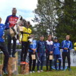 Top10 på ULSM-H21. Tävlingsledare Sven Lundbäcks stora insats för dagen blev att hjälpa silvermedaljör Jerker Lysell upp och ned från prispallen. Fr. v tävlingsledare Sven Lundbäck, Jerker Lysell, Gustav Bergman, Olle Kalered, Isac von Krusenstierna, Jonas Andersson, Valter Pettersson, Filip Dahlgren, Filip Ossiansson, Jesper Svensk, Viktor Larsson. I Silva League med fältet som helhet kom Jon Aukrust Osmoen och Alan Cherry, båda representerandes norska Nydalen, åtta respektive tia.